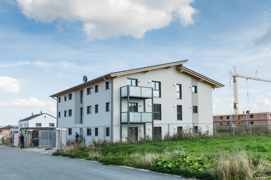 Bild 1 Zeitgemäße Neubauten wie dieses Mehrfamilienhaus in Niederbayern sind hervorragend gedämmt. Zur weiteren Verbesserung der Ökobilanz im Betrieb muss deshalb dem Energiebedarf für die Trinkwassererwärmung mehr Aufmerksamkeit gewidmet werden.