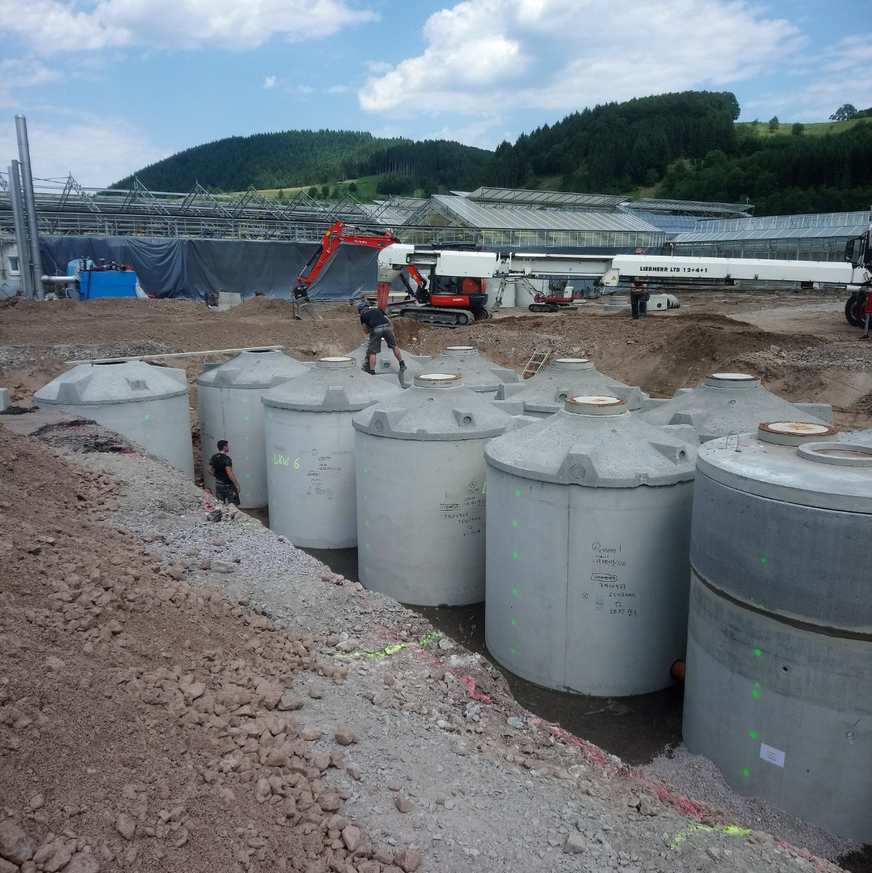 Bild 3 Die Regenspeicher stehen nebeneinander und sind unterirdisch zu einem kommunizierenden Gefäß von ca. 170 m3 Fassungsvermögen verbunden. Das zulaufende Regenwasser wird in zwei Sedimentationsbehältern gereinigt. Der Dachflächenanteil, der in die Regenspeicher entwässert, beträgt ca. 4000 m2.