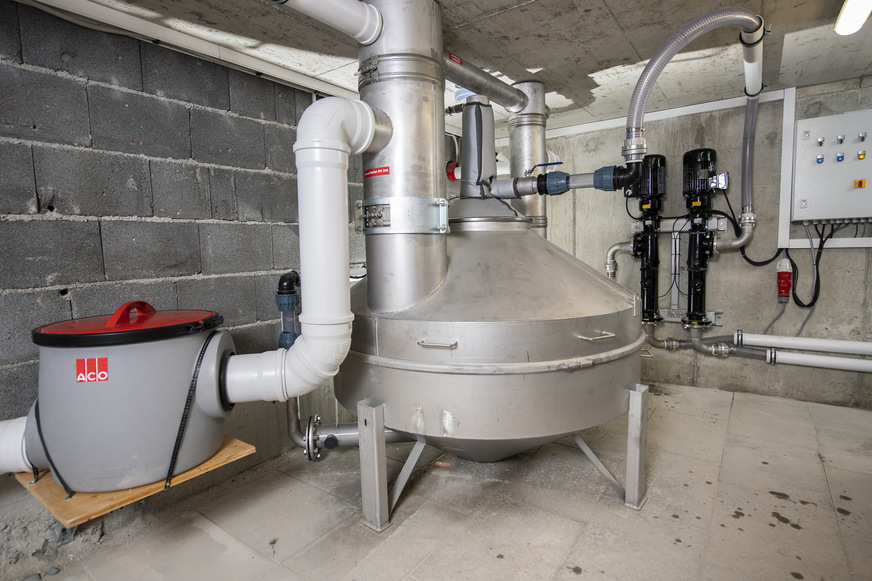 Die fertige Anlage: Fettabscheider Lipator-S-RM und die Exzenterschneckenpumpen im Keller…