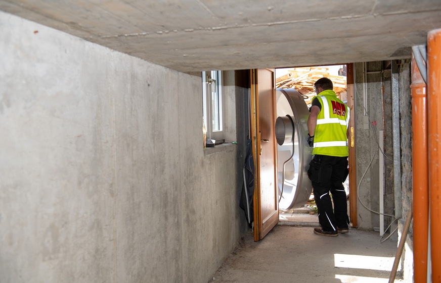 Die Konzeption der Fettabscheider-Anlage musste eine nur 80 cm breite Tür auf dem Weg zum Aufstellungsort berücksichtigen.