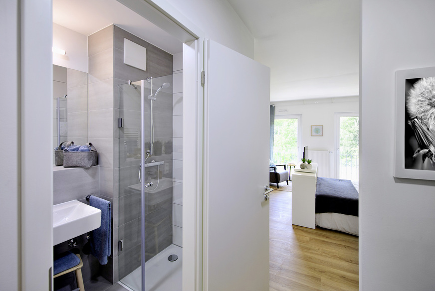 Bild 2 Die 365 Mikroappartements sind einheitlich aufgeteilt. Die Badezimmer konnten deshalb effizient mit vorgefertigten Tecesystem-Sanitärwänden gebaut werden.