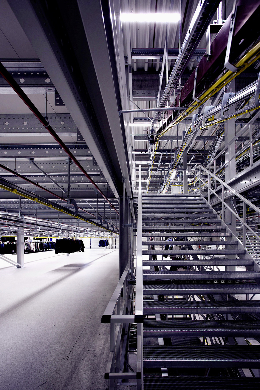 Bild 4 Die Logistikhalle misst 180 × 80 m und ist 15 m hoch. Im Inneren sind drei Stockwerke entstanden. Ein KNX-System ist die Basis der intelligenten Gebäudeautomation.