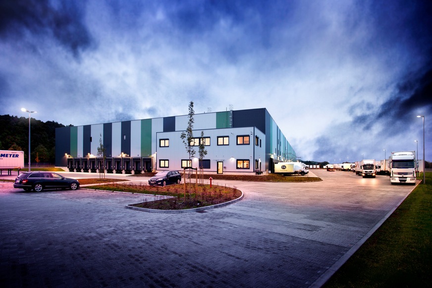 Bild 1 Das Modeunternehmen C&A beliefert seine süddeutschen Filialen über ein energieeffizientes Logistikzentrum im fränkischen Höchstadt.