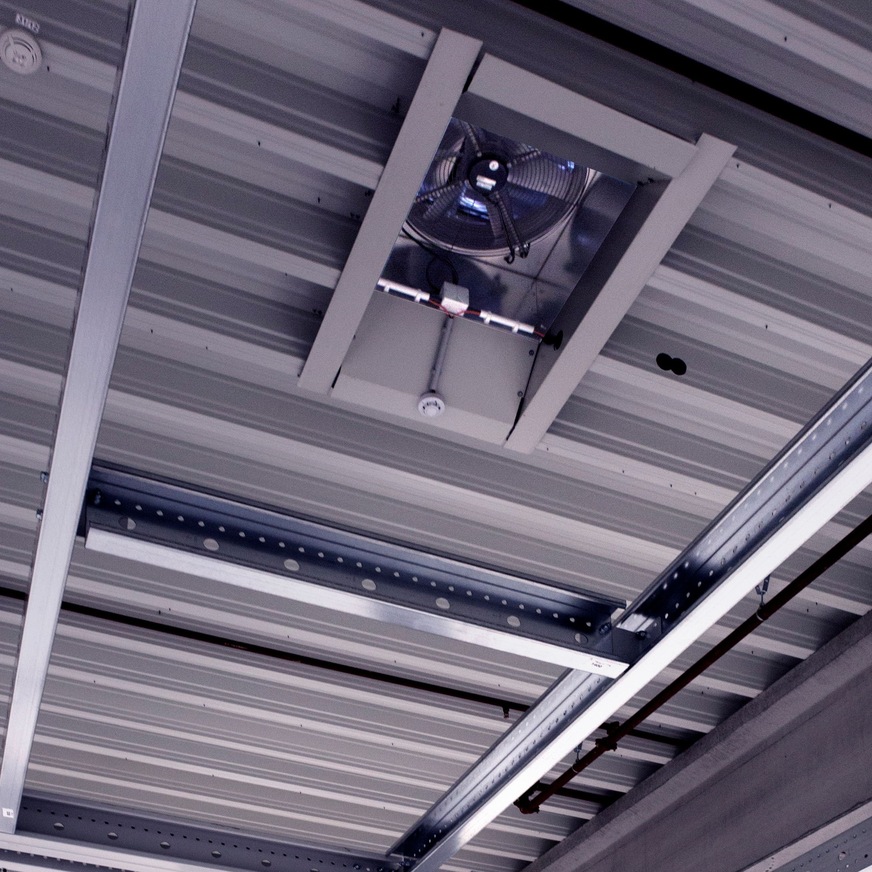 Bild 5 Im Falle eines Alarms der Rauchmelder löst sich die Sprinkleranlage aus. Zudem öffnen sich automatisch die Dachklappen zur Entrauchung, ...