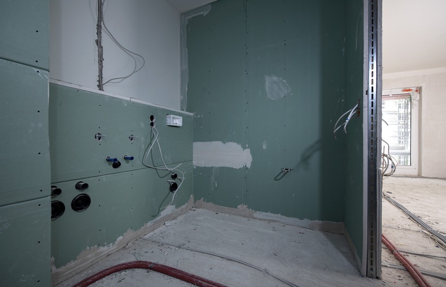 &nbsp;&nbsp;&nbsp;&nbsp;&nbsp;Bild 3 Die vorgefertigten Tecesystem-Sanitärwände wurde fertig und just-in-time auf die Baustelle geliefert. Dort mussten sie nur noch befestigt, angeschlossen und anschließend beplankt werden.