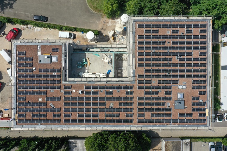 Aus der Vogelperspektive: Die Photovoltaik-Anlage auf dem Flachdach der Orangerie.