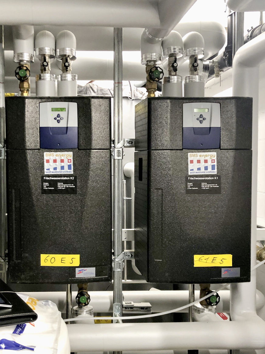 Bild 3 Zwei der drei Frischwasserstationen, welche die Appartements, den Spa-Bereich sowie die Bäckerei mit Warmwasser versorgen.