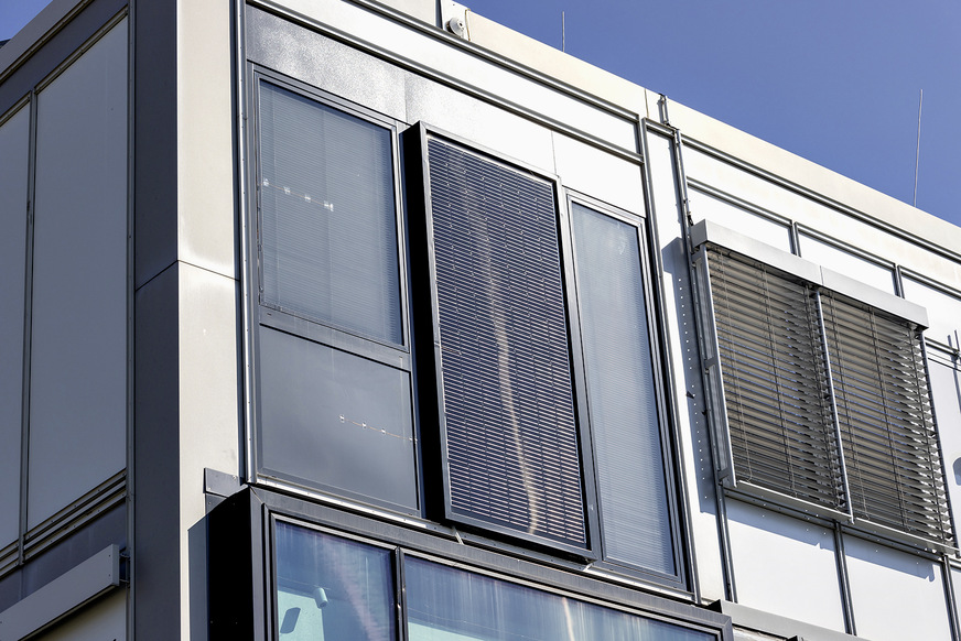 Bild 2 Außenansicht des EE-Fassadenmoduls (Demonstrator) mit raumhohem Photovoltaik-Element.