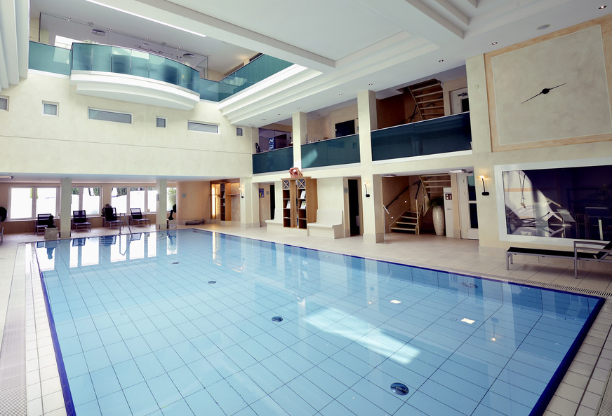 Bild 4 Das Wasser des hauseigenen Schwimmbads wird seit der energetischen Modernisierung durch eine Abwärmenutzung über die Wärmerückgewinnung aus der Raumklimatisierung beheizt.