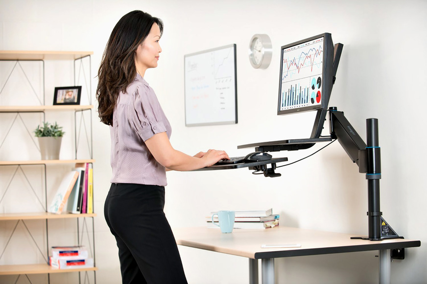 Bild 7 Werden zuhause Mobilgeräte eingesetzt, sind eine separate PC-Tastatur und eine höhenverstellbare Dockingstation oder ein separater Monitor aus ergonomischen Gründen sinnvoll.