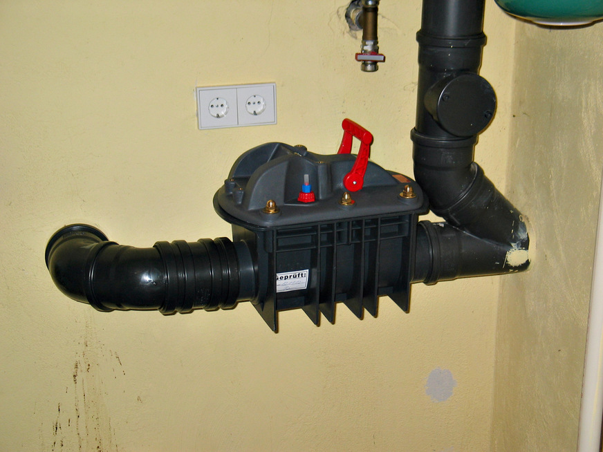 Bild 7 Mit dem Einbau eines Rückstauverschlusses des Typs 3F (rechts) kam hier eine Lösung zum Einsatz, die alle aktuellen normativen, technischen und damit auch versicherungsrelevanten Anforderungen erfüllt.