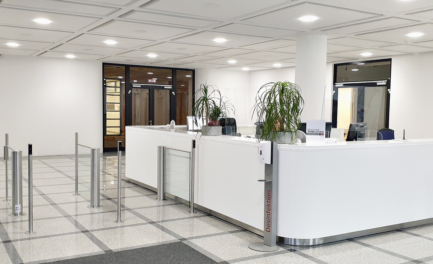 Bild 8 Im Foyer des Bürogebäudes mussten Deckensegel besondere Brandschutzvorgaben erfüllen.