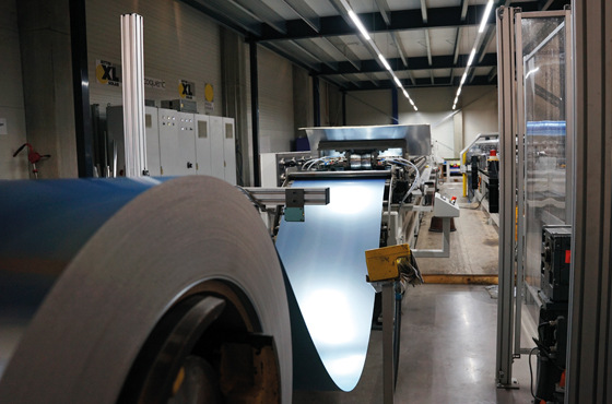 Im ersten Schritt der Produktion wird das Rohmaterial aus dem der CPC-Spiegel entsteht („Coil“) in die Maschine eingeführt.