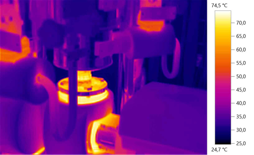 Bild 2 Thermogramm eines nicht gedämmten Flanschanschlusses. Neben dem Energieverlust ist auch die in den Raum eingebrachte Wärmeleistung problematisch.