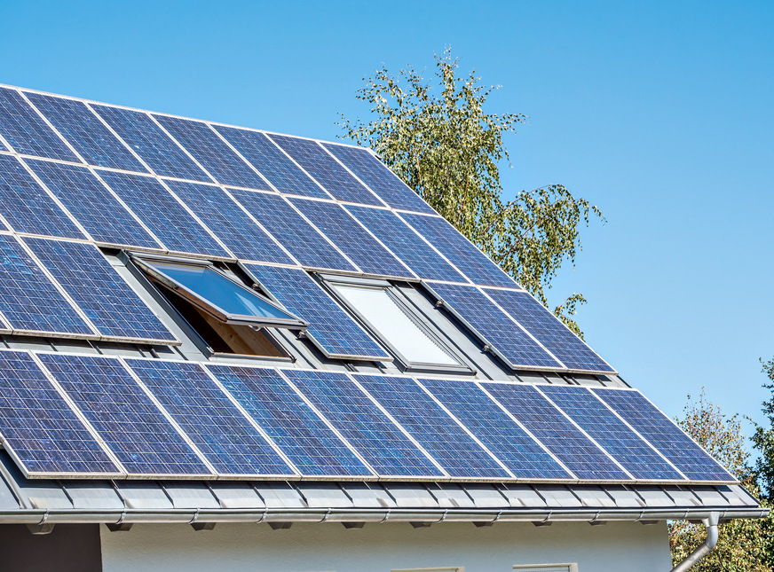 Bild 4 Der verstärkte Zubau von Photovoltaik-Anlagen auf allen geeigneten Dachflächen ist eine Grundvoraussetzung für eine erfolgreiche Energie- und Wärmewende und eine wichtige Bedingung für den bevorzugten Einsatz dezentraler Wärmepumpen.