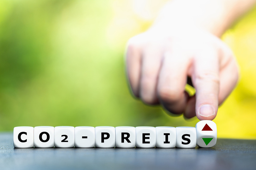 Bild 5 Eine CO2-Bepreisung nach dem Upstream-Prinzip könnte das bisherige System mit zahlreichen Abgaben, Umlagen und Steuern entschlacken und notwendige Finanzmittel für Investitionen und Förderprogramme generieren.