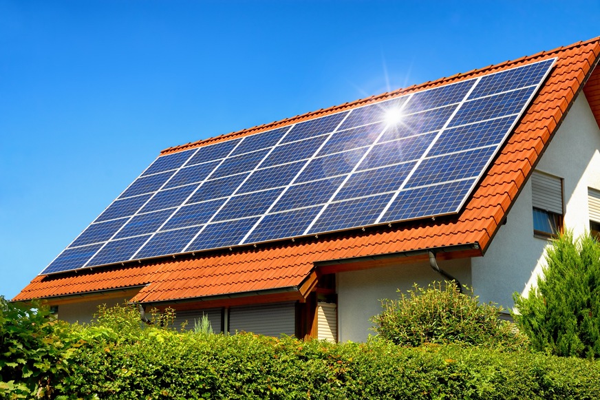 Die Energiewende muss zum großen Teil auf Deutschlands Dächern realisiert werden, die Solarwirtschaft fordert deshalb attraktive Bedingungen für die Solarisierung von Dachflächen.