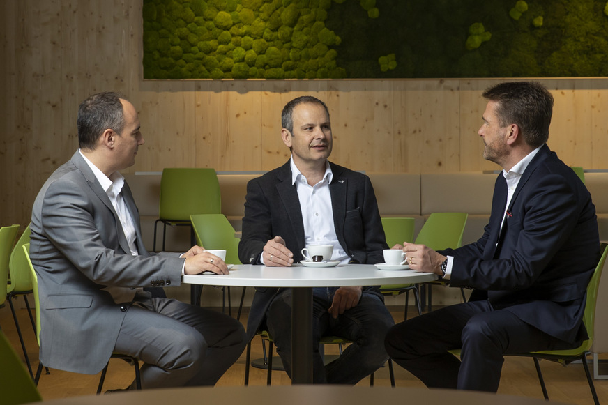 Roman Seitweger, Geschäftsführer Windhager, Peter Huemer, Geschäftsführung M-TEC Energy for Future, und Stefan Gubi, Geschäftsführer Windhager (v. l.) wollen ihre Unternehmen durch die Bündelung von Kräften wettbewerbsfähig im Wärmepumpenmarkt mit großen internationalen Playern machen.