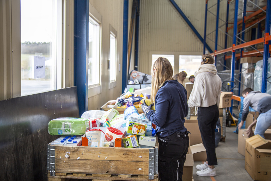 Sortieren der gespendeten Ware: Während der Arbeitszeit sortierte und verpackte die Belegschaft der Systemair GmbH die gespendeten Artikel, sodass der Hilfstransport pünktlich am Freitag, den 18. März das Werk verlassen konnte.