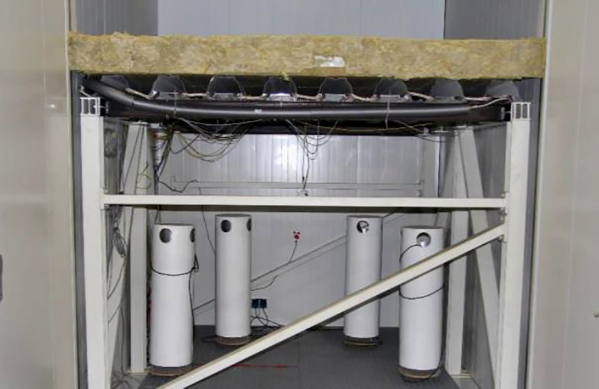 Bild 12 Trapezblech mit eingepassten Strahlungsplatten im thermischen Leistungsprüfstand.