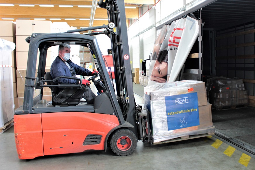 Mitarbeitende des Roth-Familienunternehmens haben Lebensmittelpakete für die Ukraine gepackt. Die Logistikabteilung verlädt sie für die Lieferung an eine Hilfsorganisation.