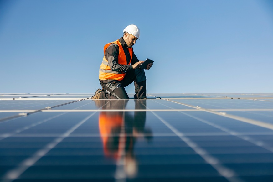 Bild 1 Photovoltaik-Anlagen sind ein Schlüssel zur Realisierung von Plusenergiegebäuden. Der Standard lässt sich auch bei Gewerbehallen erreichen.