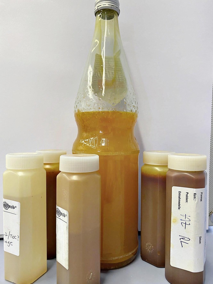 Bild 2 Proben von Heizungswasser, wie sie im Labor-Alltag häufig vorkommen. Oft sind die Heizungswässer unmittelbar bei der Probennahme nur leicht gefärbt, bei Sauerstoffzutritt fallen dann 3-wertige Eisenkorrosionsprodukte aus.