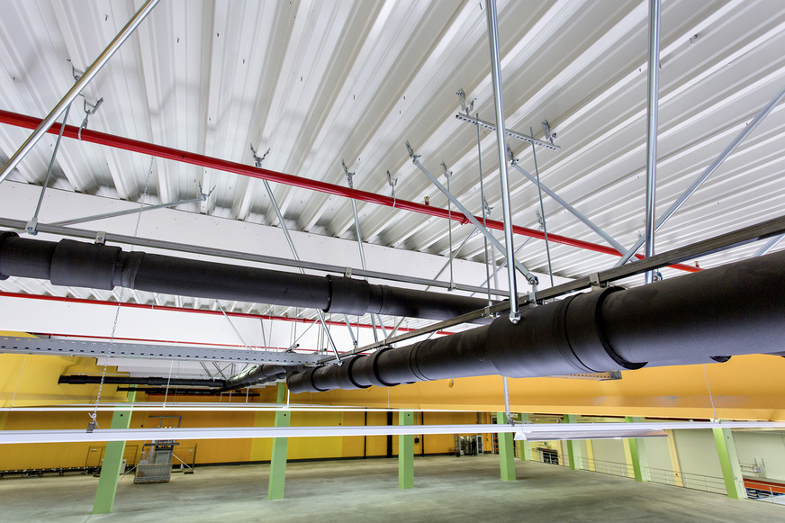 Bild 6 Flachdachkonstruktionen von Industrie-Hallenbauten müssen große Spannweiten überbrücken. Unterdruck-Dachentwässerungssysteme mit Regenwasserleitungen aus PE-Kunststoffrohr halten die Gewichtsbeanspruchung gering.
