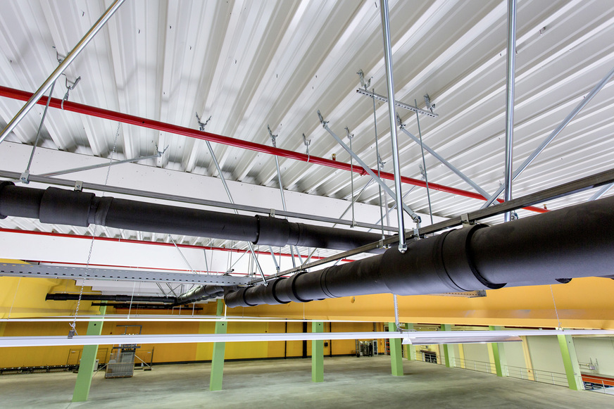 Bild 6 Flachdachkonstruktionen von Industrie-Hallenbauten müssen große Spannweiten überbrücken. Unterdruck-Dachentwässerungssysteme mit Regenwasserleitungen aus PE-Kunststoffrohr halten die Gewichtsbeanspruchung gering.