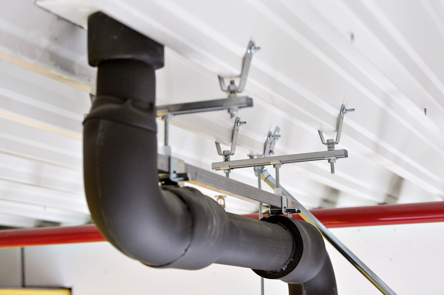 Bild 3 Die Befestigung der Pluvia-Regenwasserleitungen erfolgt an einer zum System gehörenden Tragschiene. Die infolge Längenausdehnung des PE-Rohres wirkenden Kräfte werden zwischen Fixpunkten aufgenommen.