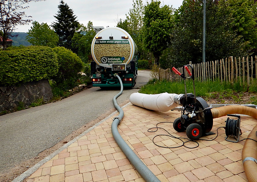 Lieferung des im Schwarzwald regional verfügbaren Brennstoffs Holzpellets. Der Preis lag in den letzten 10 Jahren im Schnitt rund 30 % unter dem von Heizöl und Erdgas. Aktuell ist der Preisvorteil noch ausgeprägter.