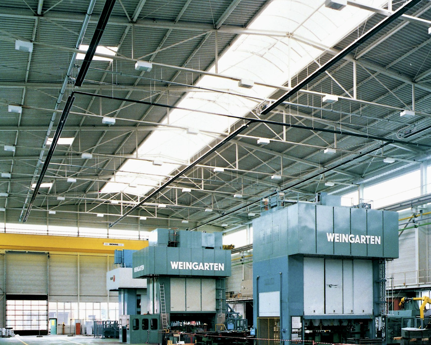 Bild 2 Zwei Strahlungsbänder temperieren aus 14 m Höhe die Arbeitszonen in einem Presswerk von Benteler.