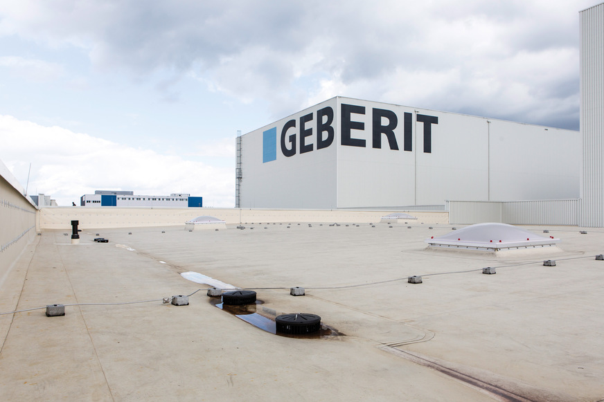 Bild 1 Von der Flachdachkonstruktion eines Logistikzentrums wird das Regenwasser durch ein Unterdruck-Dachentwässerungssystem abgeleitet.