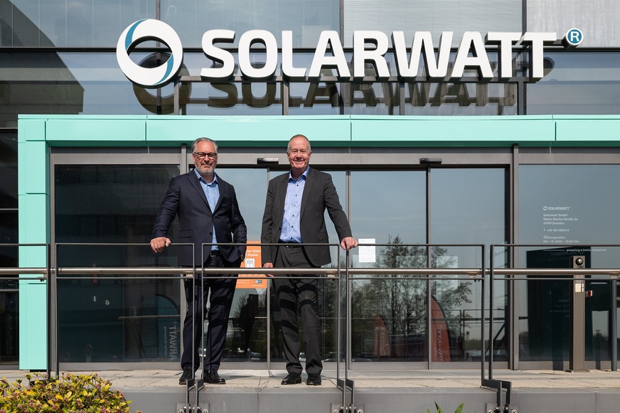 Solarwatt-Geschäftsführer Detlef Neuhaus (links) und Nicholas Matten, Geschäftsführer von Stiebel Eltron.