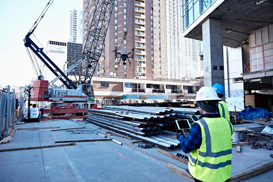 Bild 10 Baustellen-Drohnen können per KI „verstehen“, was sie sehen und beispielsweise Baustellenabläufe oder die Baustellensicherheit kontrollieren.&nbsp;