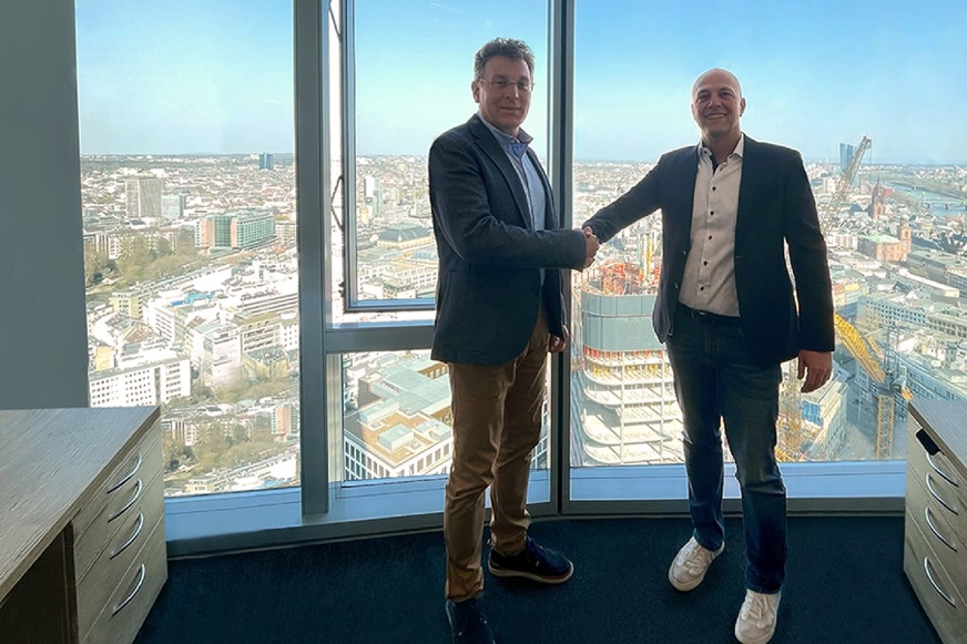 PGA-Geschäftsführer Ralf Rostock (links) begrüßt Oliver Hancock als Geschäftsführer der neuen PGA-Niederlassung in Frankfurt am Main im 30. Stock des Main Tower.