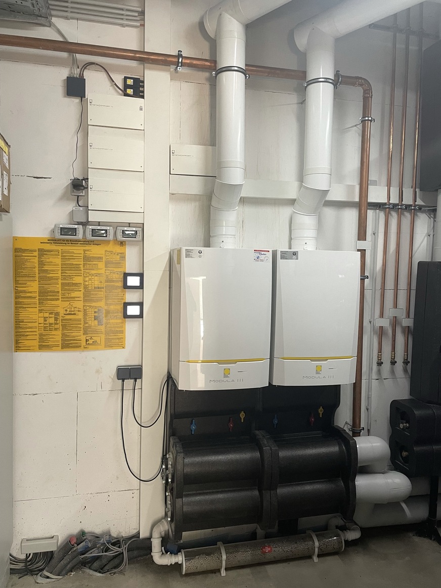 Bild 6 Zwei Gas-Brennwertheizkessel decken im Winter Spitzenlasten.