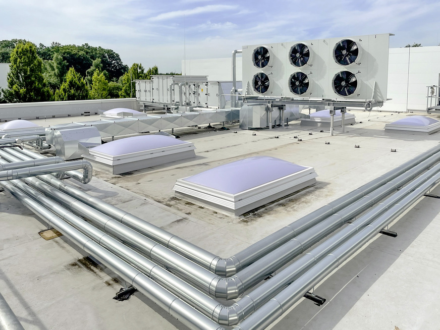 Bild 4 Die Lüftungsanlage (links) nutzt zur Luftkühlung die Kaltwassererzeugung einer mit Solarwärme angetriebenen Absorptionskältemaschine; rechts im Bild: der Rückkühler der Absorptionskältemaschine.