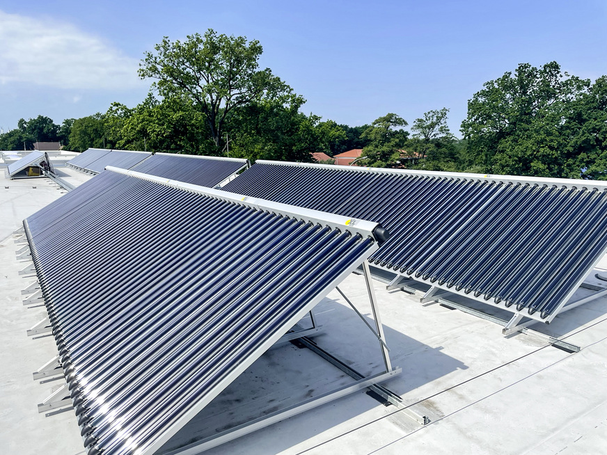 Bild 1 227 m2 CPC-Röhrenkollektoren mit einer Wärmeleistung von bis zu 150 kW auf dem Dach des Fitnessparks Delmenhorst.