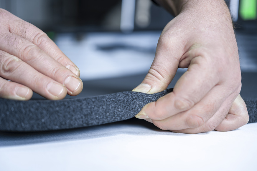 Bild 6 Die Oberfläche des neuen halogenfreien Dämmstoffs NH/ArmaFlex Smart ist glatter und das Material lässt sich gut schneiden. Die Herausforderung bei der Entwicklung bestand darin, die Verarbeitungsfreundlichkeit und UV-Beständigkeit des Produkts weiter zu optimieren und gleichzeitig ein ausgezeichnetes Dämm- und Brandverhalten zu gewährleisten.