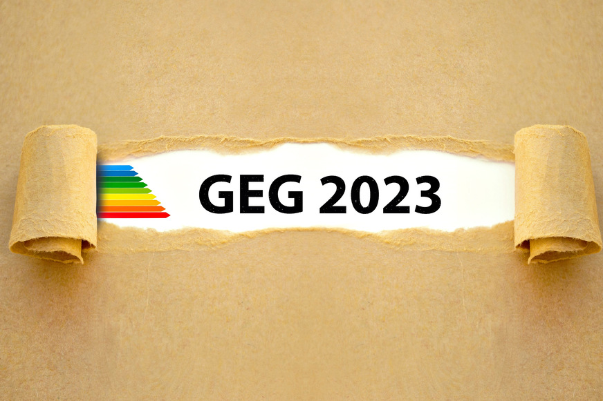 Die Ampel-Koalition will die Novelle des Gebäudeenergiegesetzes (GEG) in den nächsten Monaten in mehreren Schritten realisieren. Beim Inkrafttreten am 1. November 2020 sah das GEG vor, dass die Anforderungen an neu zu errichtende und bestehende Gebäude unter Wahrung des Grundsatzes der Technologieoffenheit im Jahr 2023 zu überprüfen sind und danach innerhalb von sechs Monaten ein Gesetzgebungsvorschlag für eine Weiterentwicklung der Anforderungen vorzulegen ist.