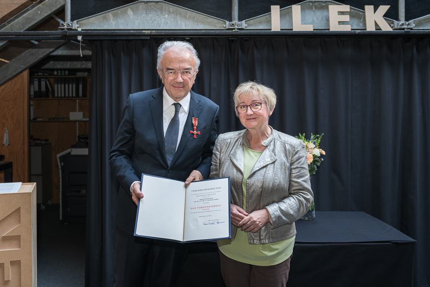 Werner Sobek und Theresia Bauer, Wissenschafts- und Kunstministerin Baden-Württembergs, bei der Verleihung des Bundesverdienstkreuzes.