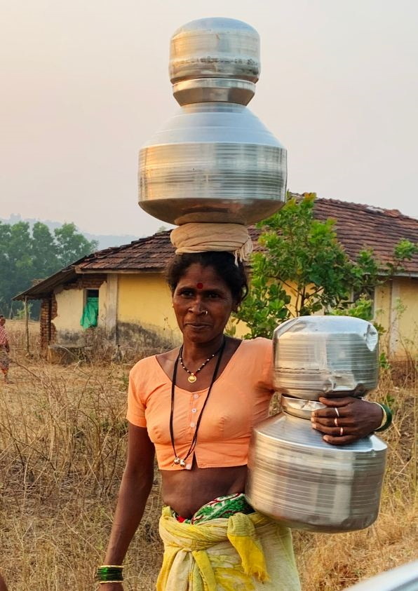 Die Notwendigkeit Trinkwasser zu tragen – eine Aufgabe, die meistens Frauen erledigen müssen – ist oft eins der größten Entwicklungshindernisse.