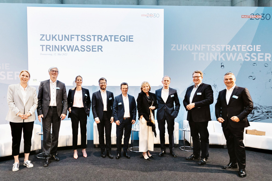Bild 1 Moderiert von Sabine Christiansen (4. v. r.) diskutieren Experten aus Politik, Wissenschaft und Wirtschaft die Ergebnisse der Studie „Zukunftsstrategie Trinkwasser“ (v. l): Dr. Christine Lemaitre (Geschäftsführender Vorstand der DGNB), Prof. Dr. Thomas Kistemann (Stv. Direktor Institut für Hygiene & Public Health, Universitätsklinikum Bonn), Anna Viegener (Vorsitzende des Viega-Gesellschafterausschusses), Dr. Sven Jung (HRI), Prof. Dr. Christoph van Treeck (Inhaber des Lehrstuhls für Energieeffizientes Bauen E3D, RWTH Aachen University), Prof. Dr. Bert Rürup (HRI), Carsten Müller (MdB) und Ralf Baginski (Chief Technology Officer, Viega).