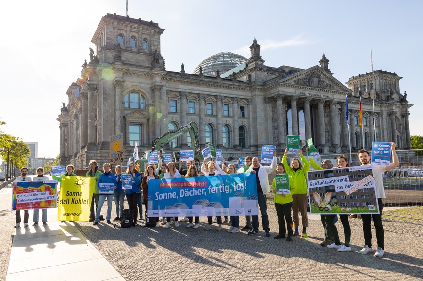 Aktion vor dem Bundestag: Umweltorganisationen fordern mehr Tempo bei der energetischen Gebäudesanierung und der Solardachpflicht.