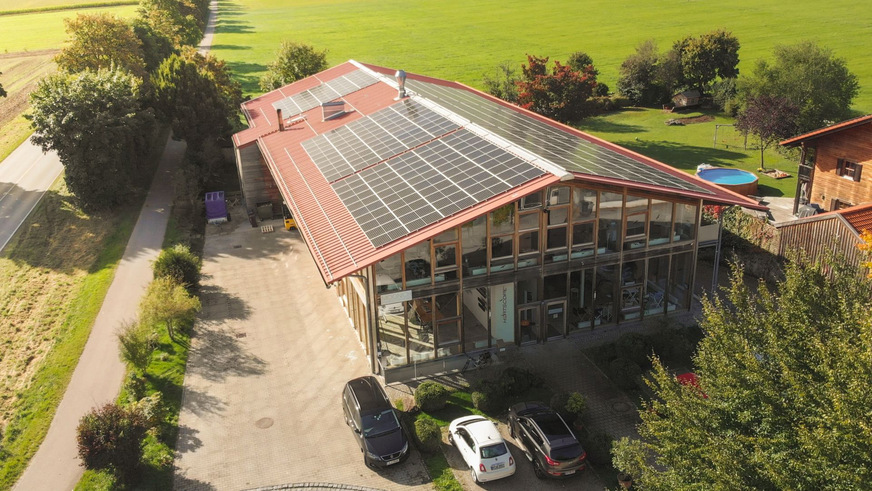 Der Veranstaltungsort am 30. Juni 2022, die Sauerlacher Moonich GmbH, wird mit Strom aus einer Photovoltaikanlage mit 100 Kilowatt Leistung versorgt.