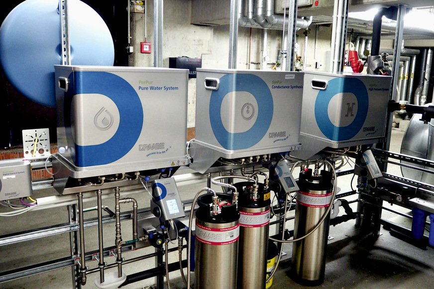 Bild 5 Die mehrstufige Wasseraufbereitung für die Direkt-Raumluftbefeuchtung befindet sich in mobilen Kleincontainern, die regelmäßig zur Wartung ausgetauscht werden.
