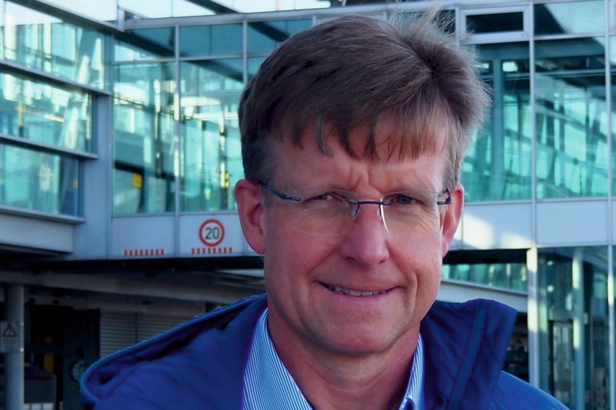 Bild 3 Thomas Harrer, Leiter Betriebstechnik bei der Flughafen Nürnberg GmbH: „Nicht zuletzt auch aufgrund der Energiekosten haben wir uns gegen eine erneute Dampf-Befeuchtung und für eine adiabatische Direkt-Raumluftbefeuchtung mit Hochdruckdüsen entschieden.“