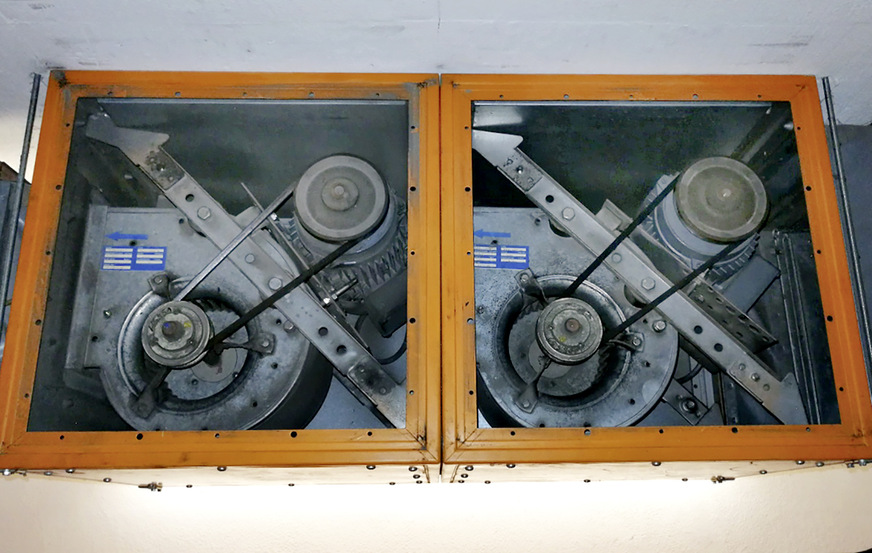 Bild 2 Riemengetriebene Radialventilatoren (Trommelläufer) haben einen bescheidenen Systemwirkungsgrad und verschmutzen das RLT-Gerät durch Riemenabrieb.