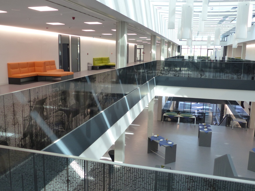 Blick ins mehrgeschossige Foyer des Campus Handwerk.